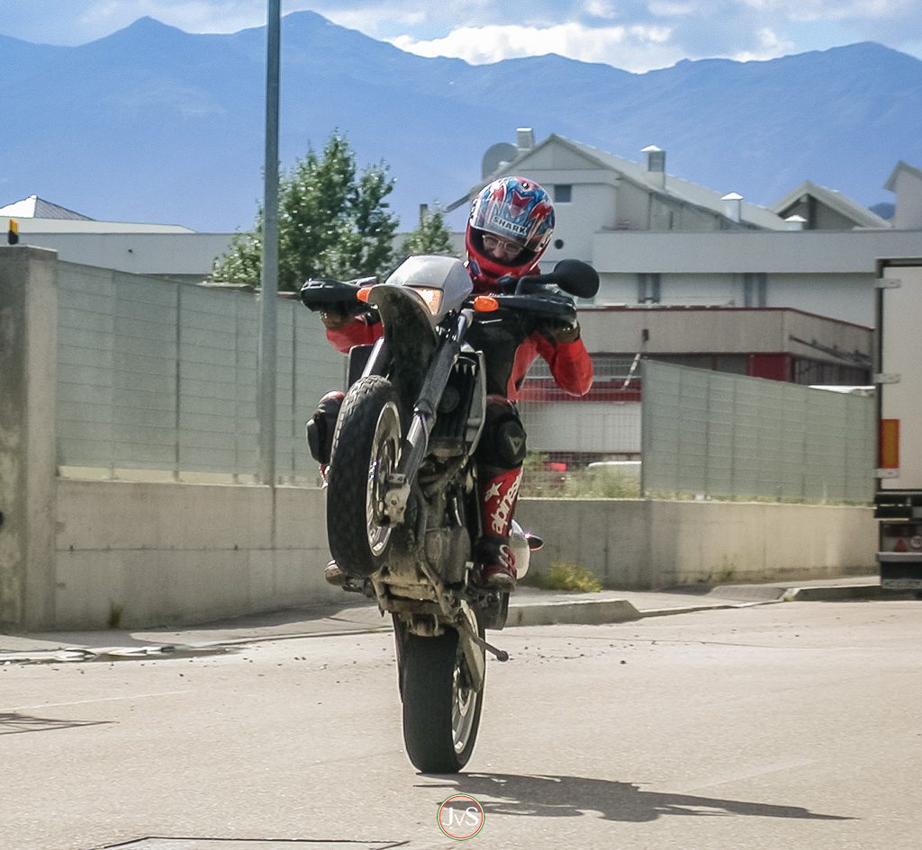 Supermoto – Spaß auf der Gass' 6 Hoch das Bein!