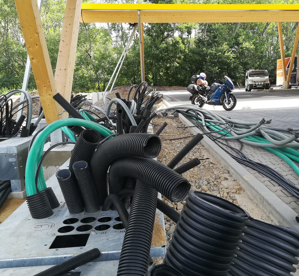 Zen und die Kunst, auf's Motorrad zu warten 2 Zwischenstopp am Ladepark Kreuz Hilden