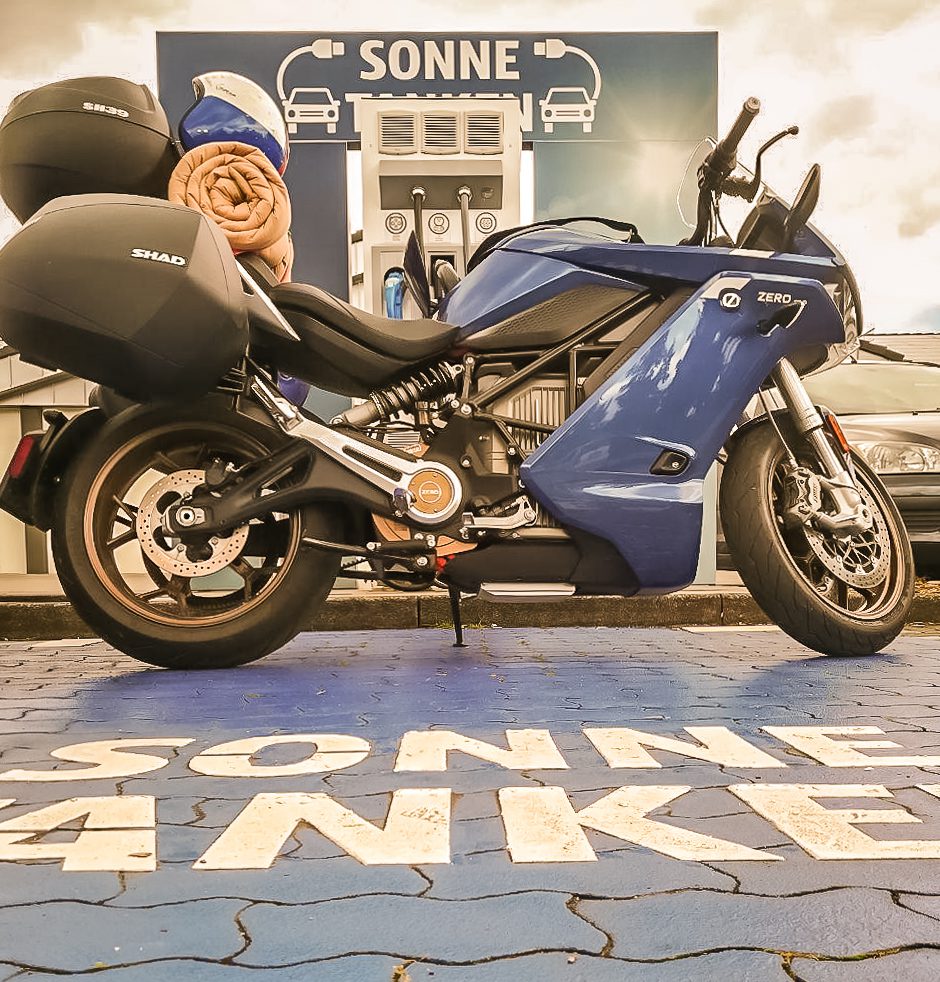 Zen und die Kunst, auf's Motorrad zu warten 5 Sonne tanken – eine halbe Stunde chillen für die Zero SR/S und den Fahrer