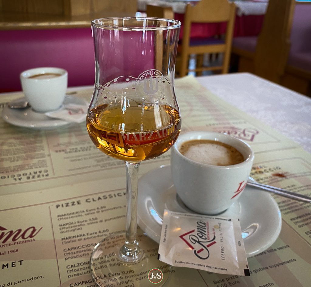 Lass uns Prosecco kaufen – am Fuß des Monte Grappa 2 Eigenbau-Likör aus Pflaumen-Kernen…
