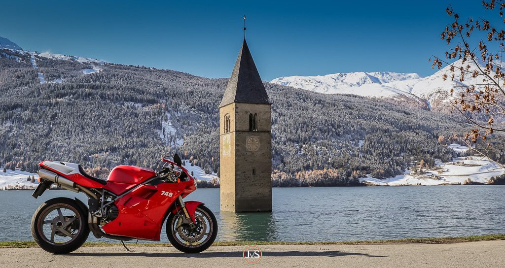 Ducati 748s vor dem Turm im Reschensee Ducati 748s vor dem Turm im Reschensee (Motorrad-Geschichten aus der Kurve)