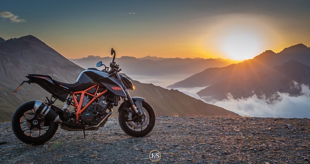 Die KTM 1290 Superduke R morgens auf dem Stilfser Joch Die KTM 1290 Superduke R morgens auf dem Stilfser Joch (Motorrad-Geschichten aus der Kurve)