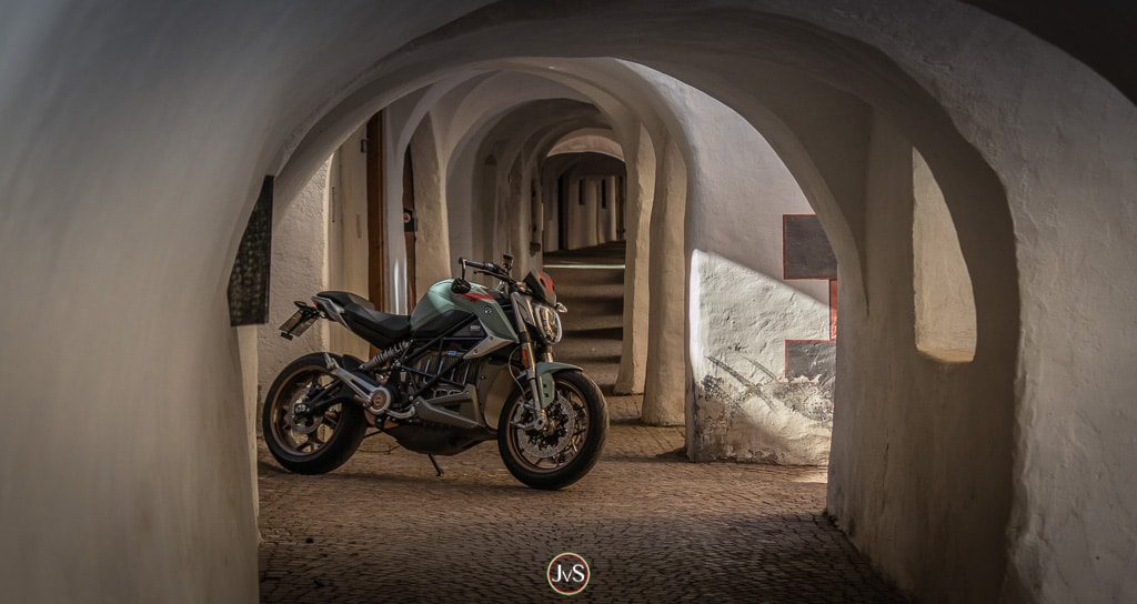 Zero SR/F 14.4 Premium in der Glurnser Laubengasse Zero SR/F 14.4 Premium in der Glurnser Laubengasse (Motorrad-Geschichten aus der Kurve)