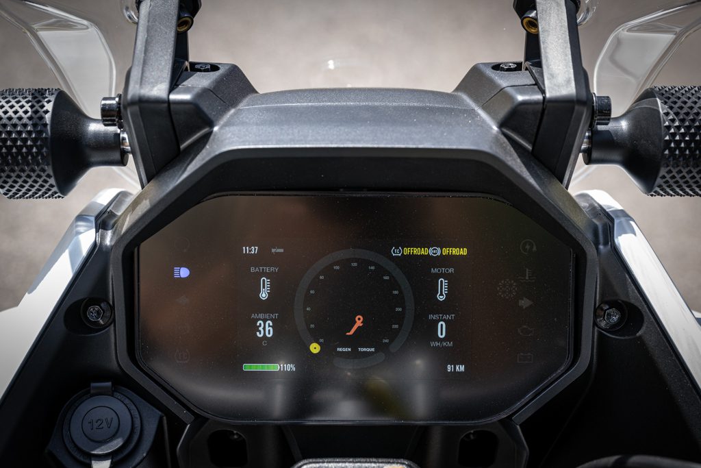 Zero DSR/X 17.3 – The Californian Adventurer 4 First-class TFT display (5 inch) with connection to smartphone