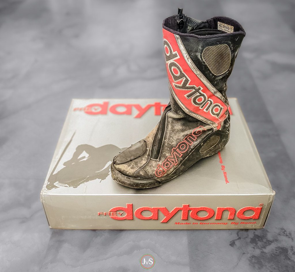 Neue Stiefel für MotorProsa: Daytona Security Evo G3 2 Daytona Evo Sports GTX - nach 20 Jahren an den Füssen von MotorProsa sehen die Stiefel etwas mitgenommen aus.
