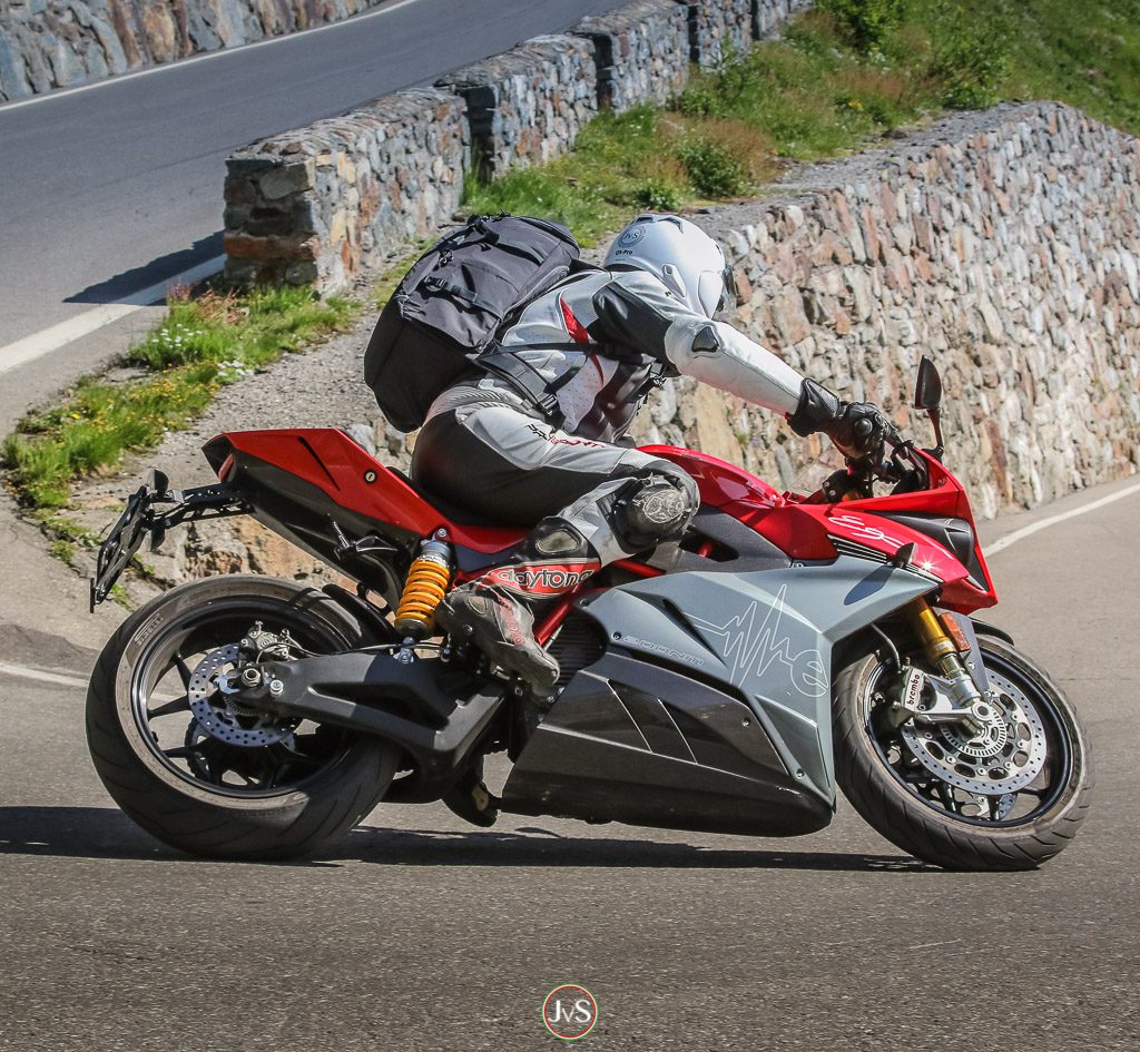 Neue Stiefel für MotorProsa: Daytona Security Evo G3 9 Energica Ego auf dem Stilfserjoch. MotorProsa ist immer schon mit Daytona-Stiefeln unterwegs