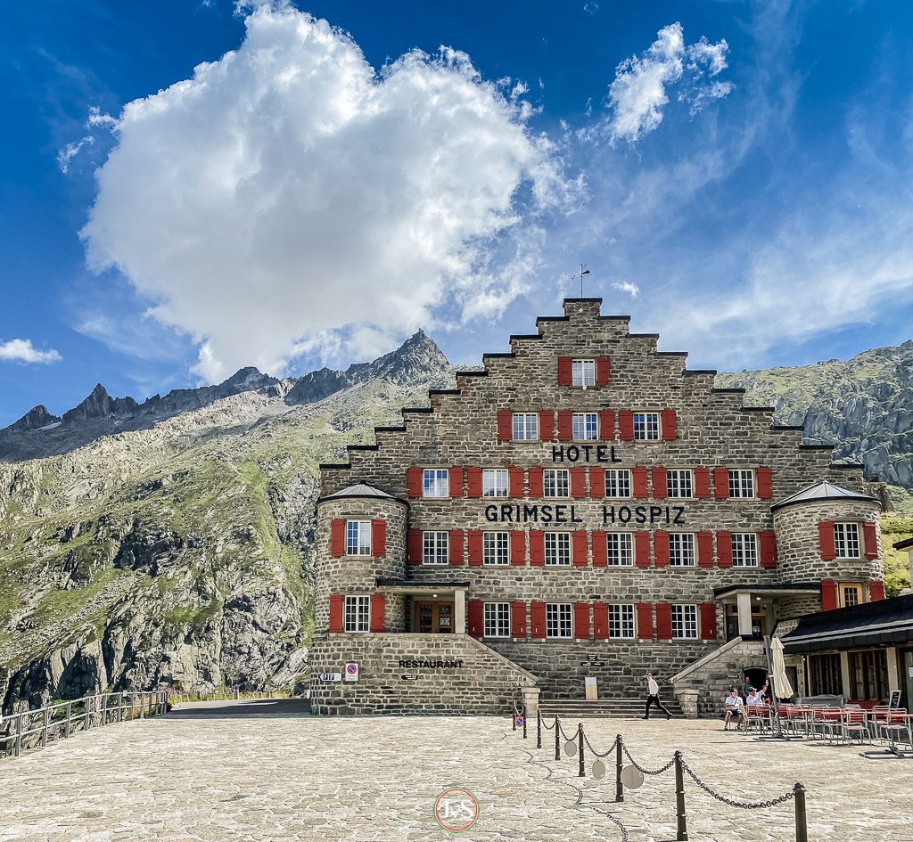 Schweizer Stolz, in Stein gemeißelt. Das Hospiz Schweizer Stolz, in Stein gemeißelt. Das Hospiz