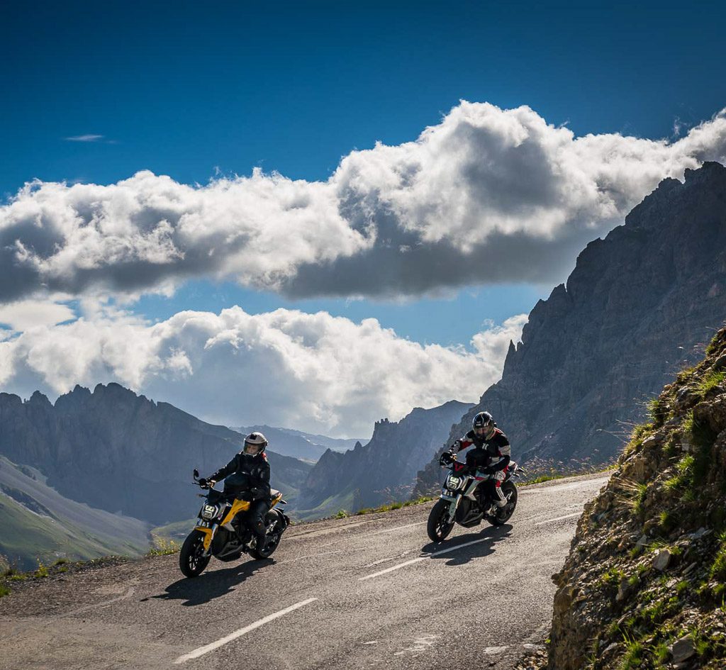 Unterwegs im Hochgebirge, immer der Kante entlang. Unterwegs auf dem Col du Galibier (Foto: www.moppetfoto.de)