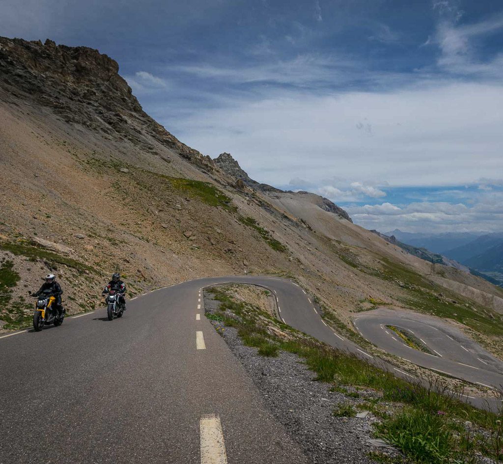 Französische Traumstraße: Griffig, kurvig, ohne Begrenzung. Unterwegs auf dem Col du Galibier (Foto: www.moppetfoto.de)