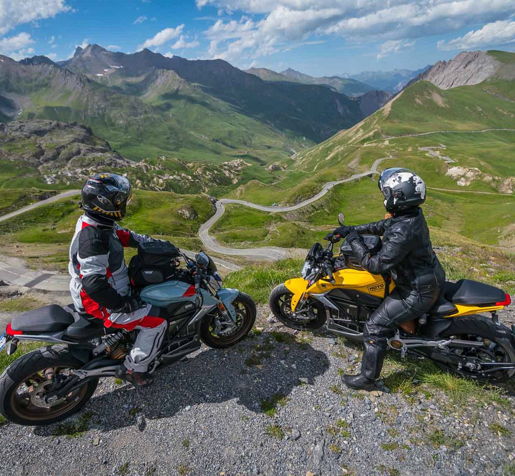 Genießen am Abgrund. Kurz hinter der Passhöhe des Galibier lässt es sich prima Höhenängsteln. Unterwegs auf dem Col du Galibier (Foto: www.moppetfoto.de)