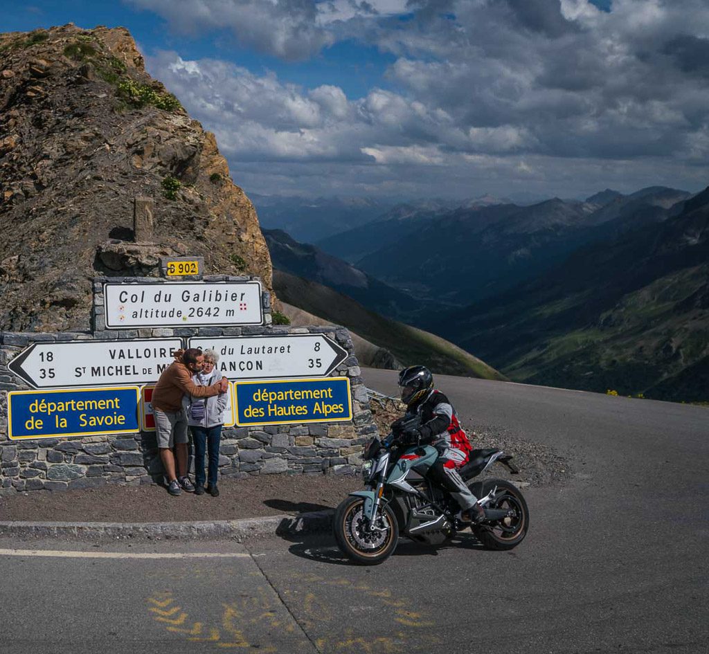 Klassiker-Bild: Das Pass-Schild am Col du Galibier. Unterwegs auf dem Col du Galibier (Foto: www.moppetfoto.de)