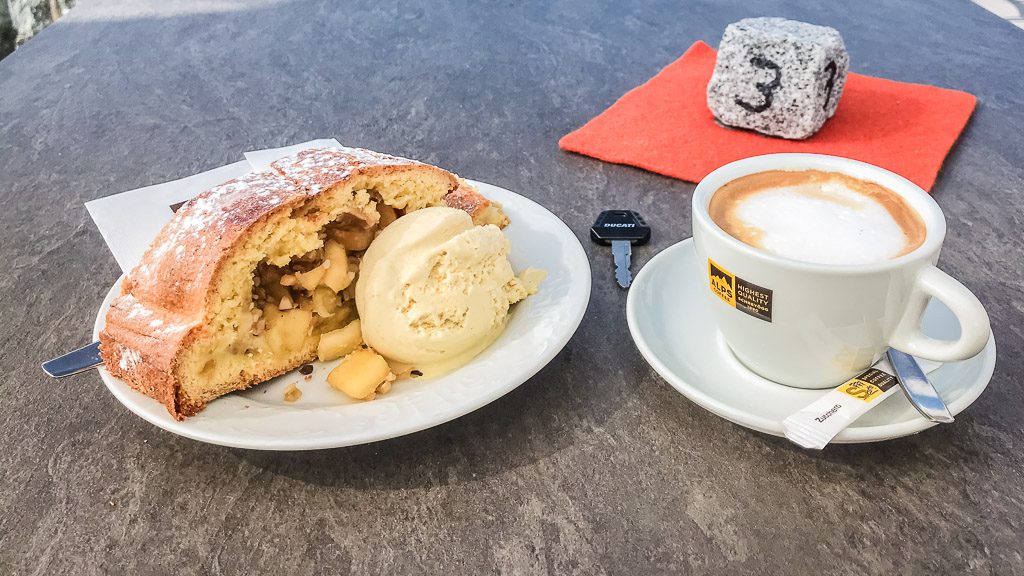 30 Jahre auf dem Motorrad – Gedanken 2 Apfelstrudel: Liebste Unterwegs-Verpflegung, schon immer
