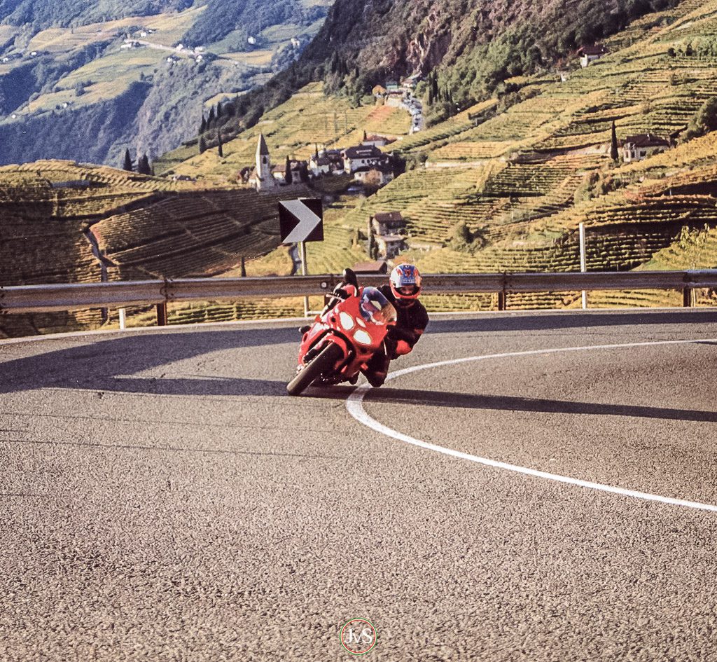 Triumph Daytona T595 - The powerhouse 4 With the Triumph Daytona T595 in the realm of curves