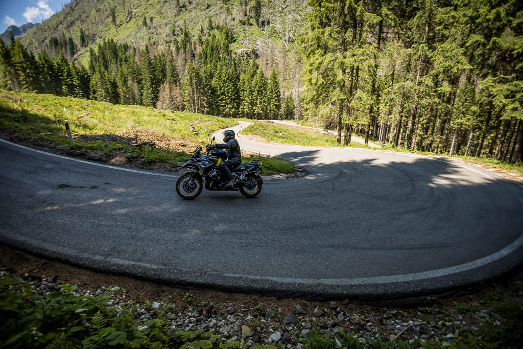 Reisenduro bedeutet: easy Rollen durch die engsten Kehren