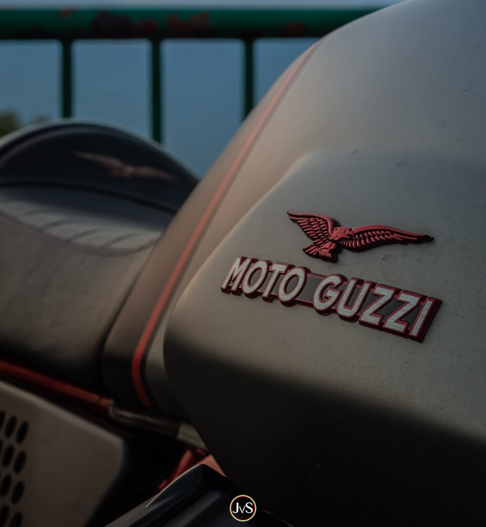 Einblicke in die MotorProsa-Fotografie 7 Tank einer umgebauten Moto Guzzi, aufgenommen am Gardasee