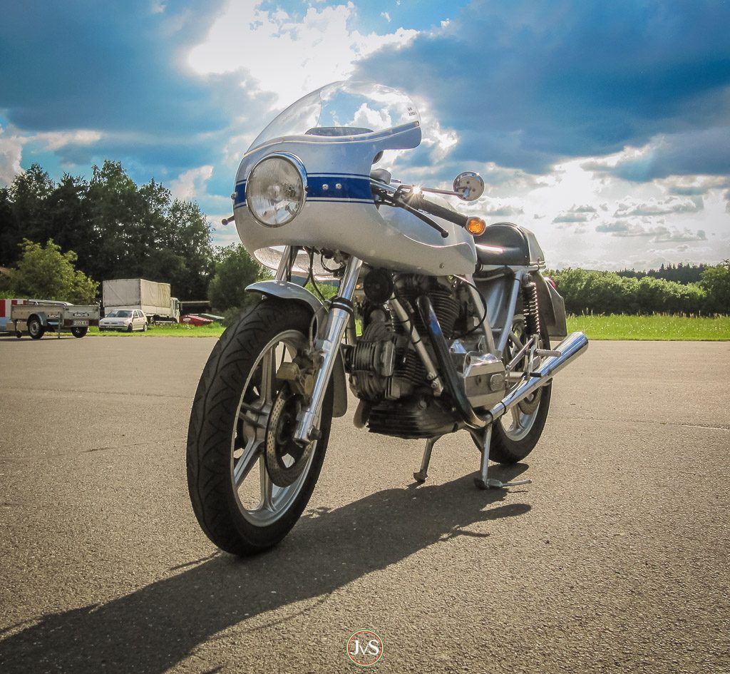 Einblicke in die MotorProsa-Fotografie 6 Sensationelle Königswellen-Ducati auf dem Kathibräu-Parkplatz in der Fränkischen Schweiz