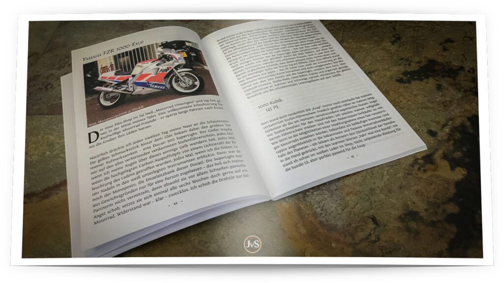 Eine Doppelseite aus dem Buch "Motorprosa - Geschichten aus der Kurve". Auf der linken Seite des Bildes ist ein Foto einer weißen Yamaha FZR 1000 zu sehen. Auf der rechten Seite Text über die Maschine.