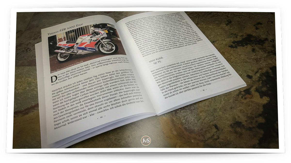 Eine Doppelseite aus dem Buch "Motorprosa - Geschichten aus der Kurve". Auf der linken Seite des Bildes ist ein Foto einer weißen Yamaha FZR 1000 zu sehen. Auf der rechten Seite Text über die Maschine.