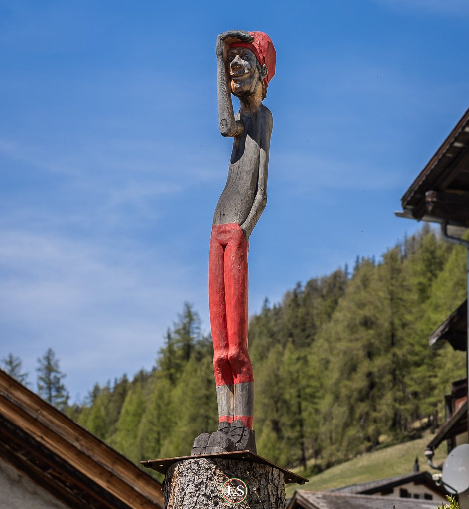Sculpture in Vnà