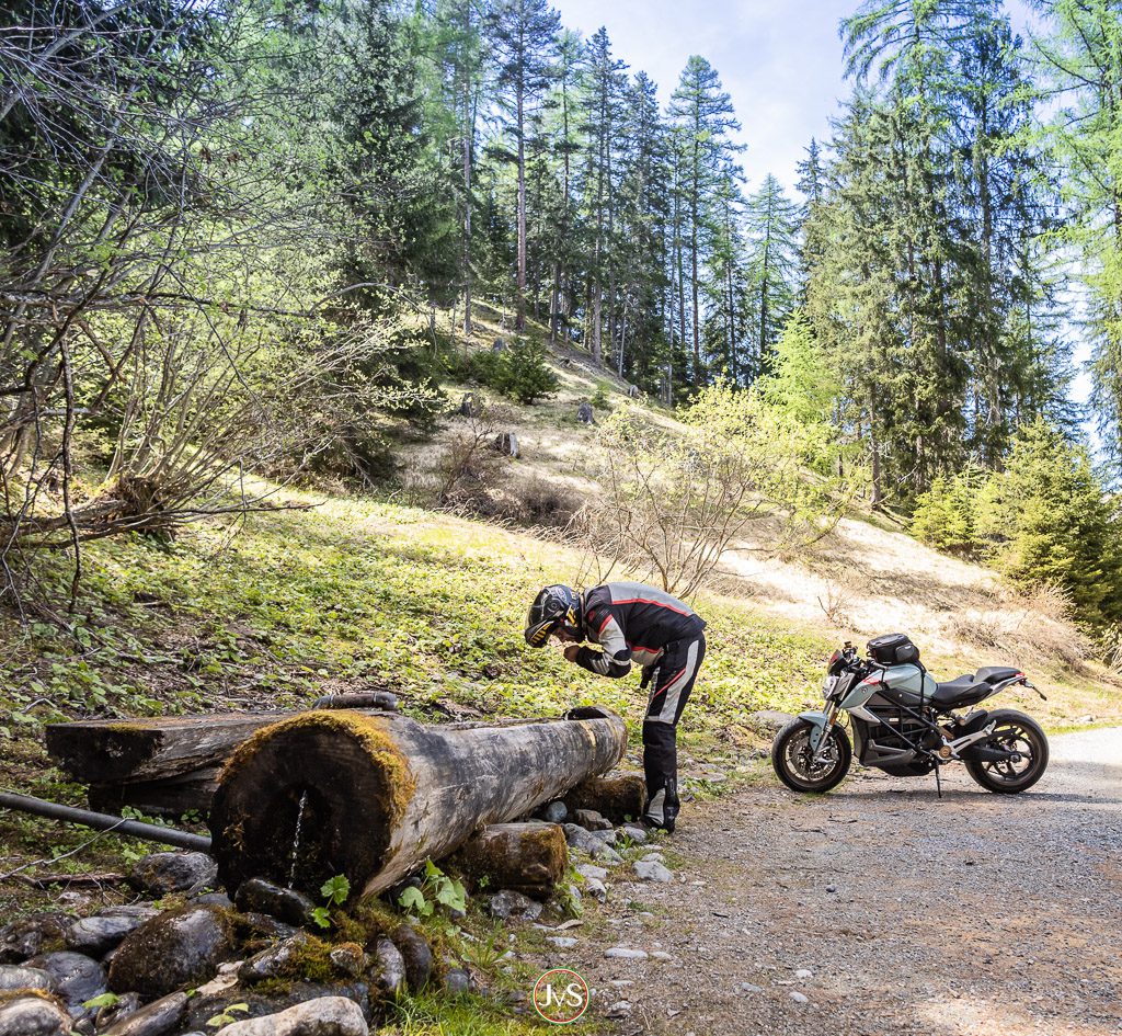 Refreshment on the way through the Val Sinestra