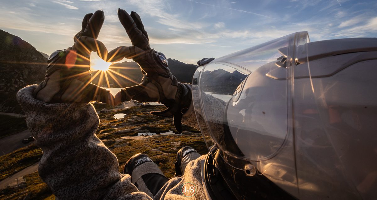 2024: Ein Jahr voller Kurven und Geschichten 6 Glücksmomente, früh morgens am Grimselpass