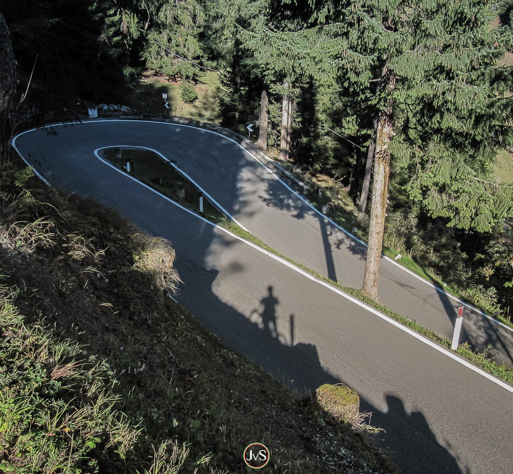 MotorProsa-Blog: Post 1000 Höhenmeter von 2000: Upwards, always along the white line