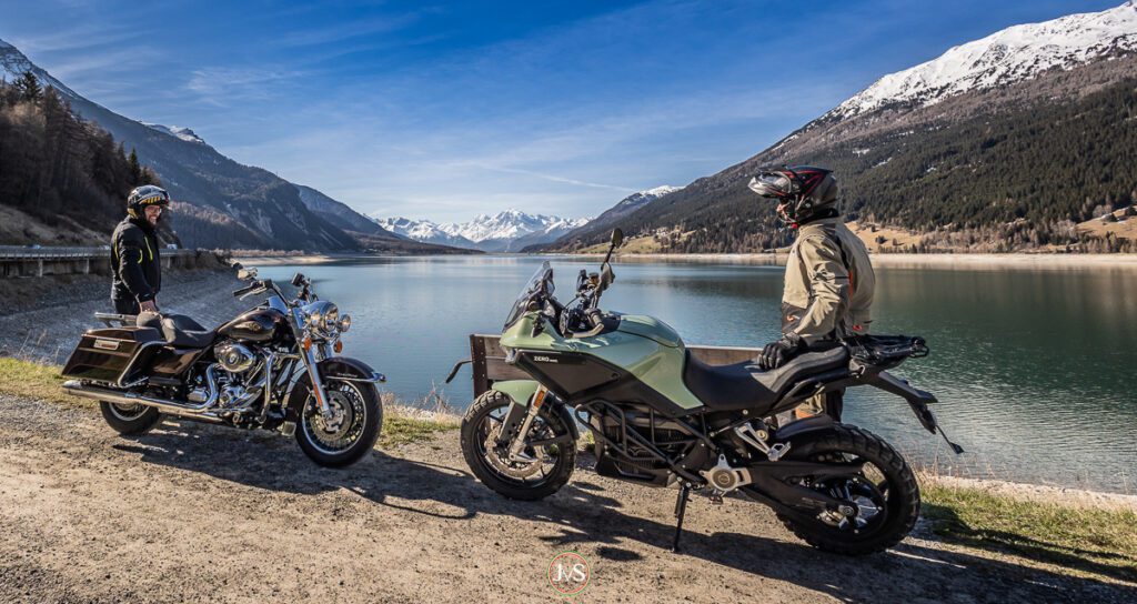 Electric motorcycles – fact check in the Alps 1 Facts about electric motorcycles: We are looking for them on a ride with the Zero DSR/X 17.3 and my Road King from Harley-Davidson
