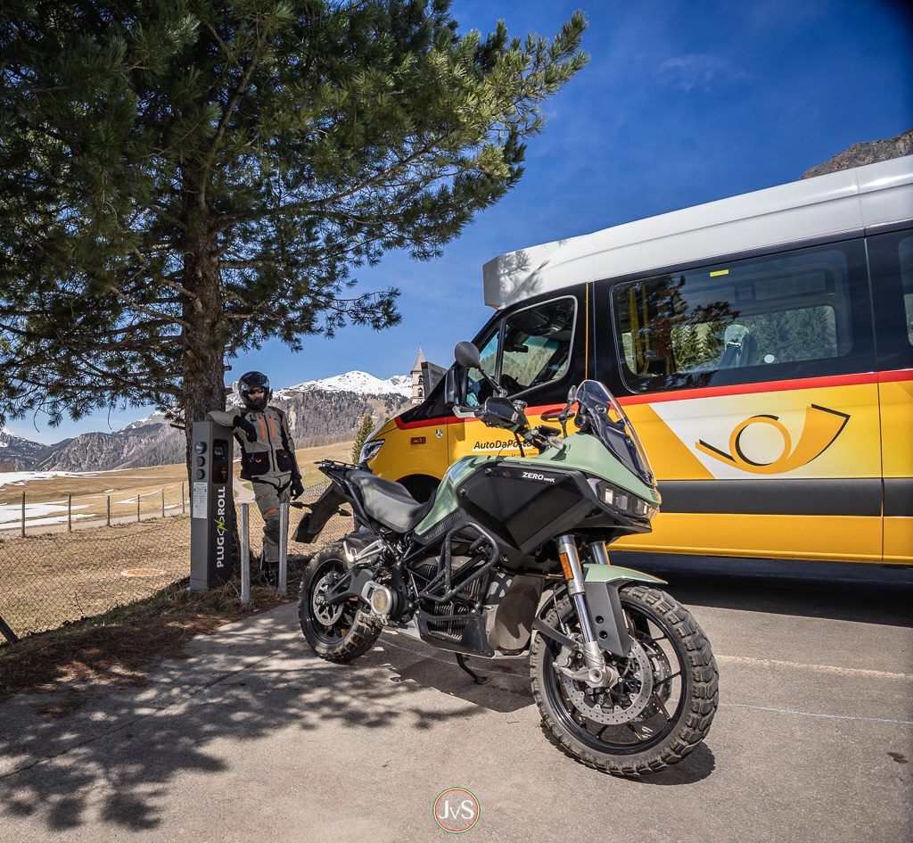 Electric motorcycles – fact check in the Alps 13 Fakten über Elektromotorräder: Loading? Possible anywhere, even in the abandoned Lü. But not necessary.