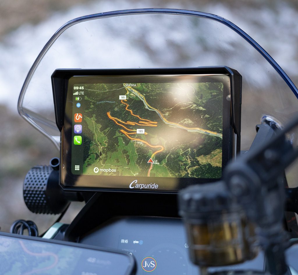 Electric motorcycles – fact check in the Alps 6 Equipment en masse: SmartPhone, sat nav and (hidden) WingMan