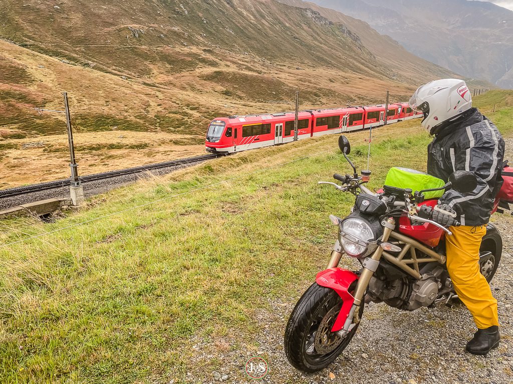 MotorProsa-Blog: Rot und Rot gesellt sich gern – Begegnung am Oberalp