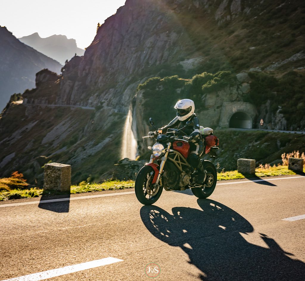 MotorProsa-Blog: steph vor dem Wasserfall am Susten