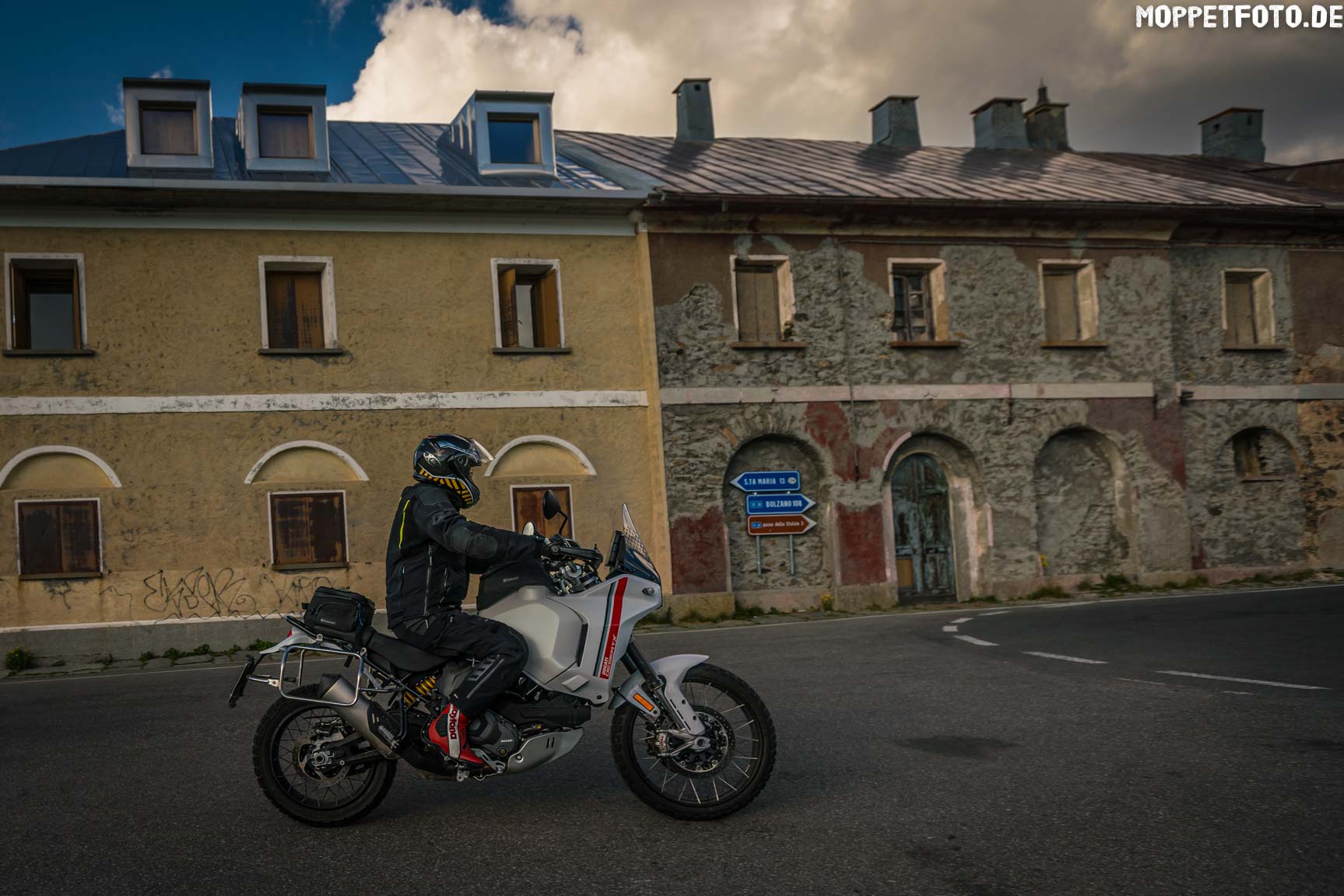 Am Beginn der wohl kürzesten Passrampe ever MotorProsa-Blog: Post Passportrait Umbrail - 1