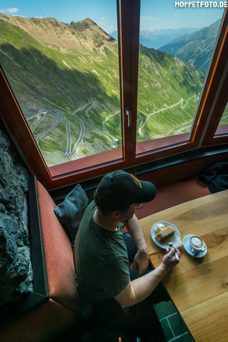 Kaffeepause - am besten in der Tibethütte am Stilfserjoch MotorProsa-Blog: Post Passportrait Umbrail - 11