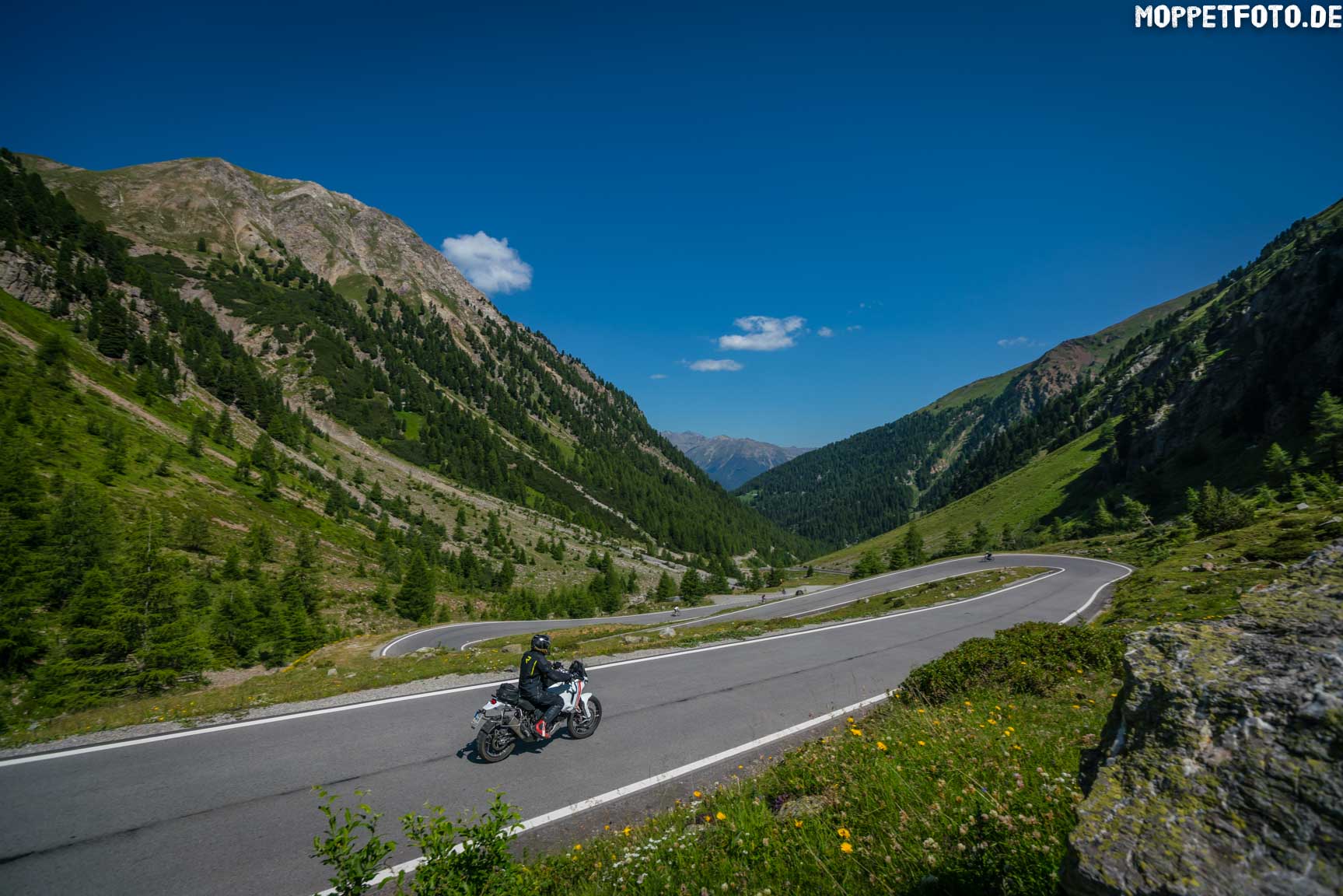Frei am Hang: Die Rampe hinab nach Sta. Maria MotorProsa-Blog: Post Passportrait Umbrail - 9