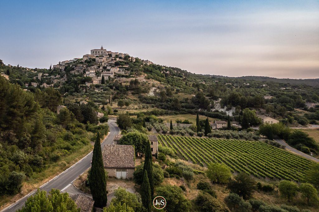 Flieger, grüß mir die Sonne! 7 Beinahe kitschig schön: Die Steinstadt Gordes am frühen Morgen